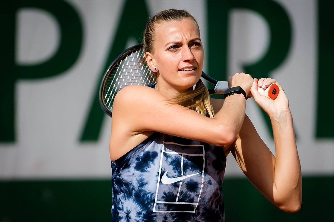 半岛体育入口 - 科维托娃回归赛场，惊险取胜首场状态亮眼，FPX观众沸腾！