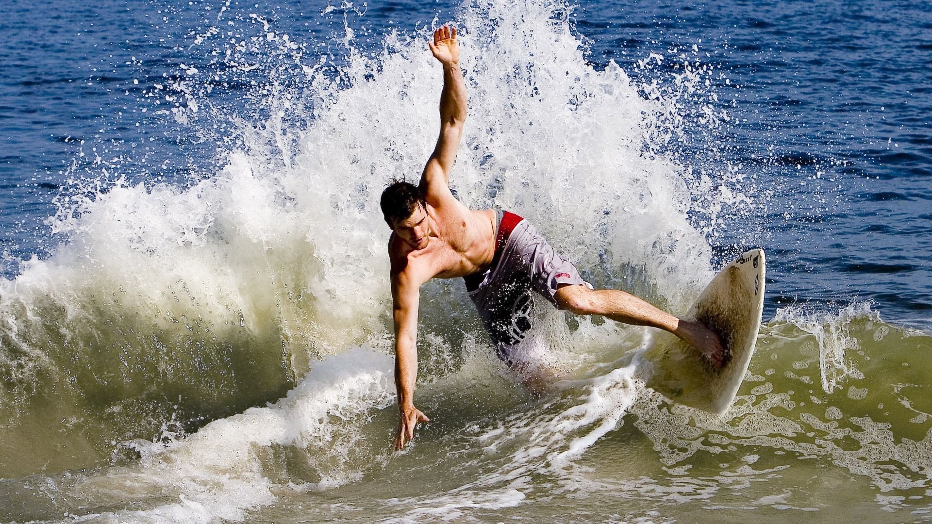 半岛体育 -肖若腾赛后谦逊发言登热搜，多特蒙德血战广东男篮引发热议